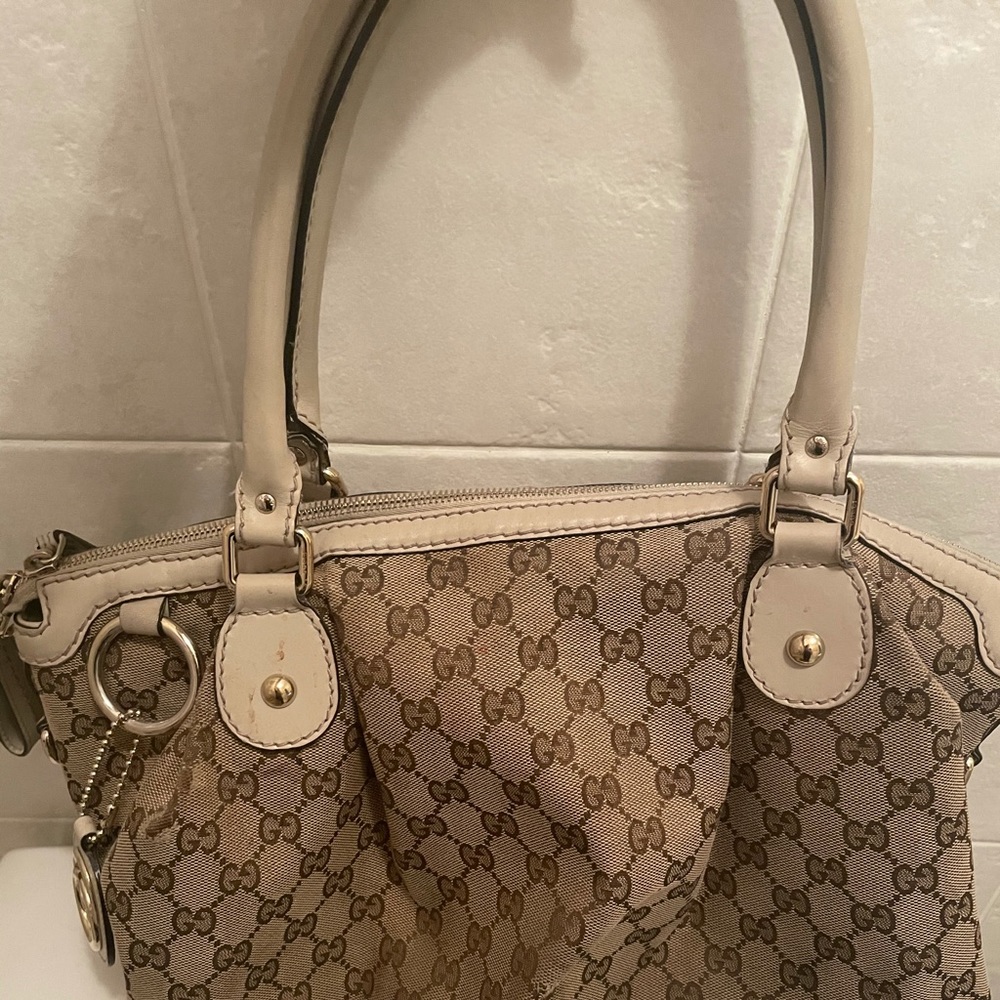 Classic Gucci shoulder bag